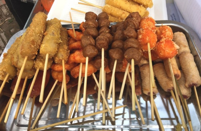 Các loại thức ăn chiên rán bán ở ngoài lề đường luôn là thứ thu hút trẻ em sử dụng. Các loại thức ăn chiên rán bán ở ngoài lề đường luôn là thứ thu hút trẻ em sử dụng.