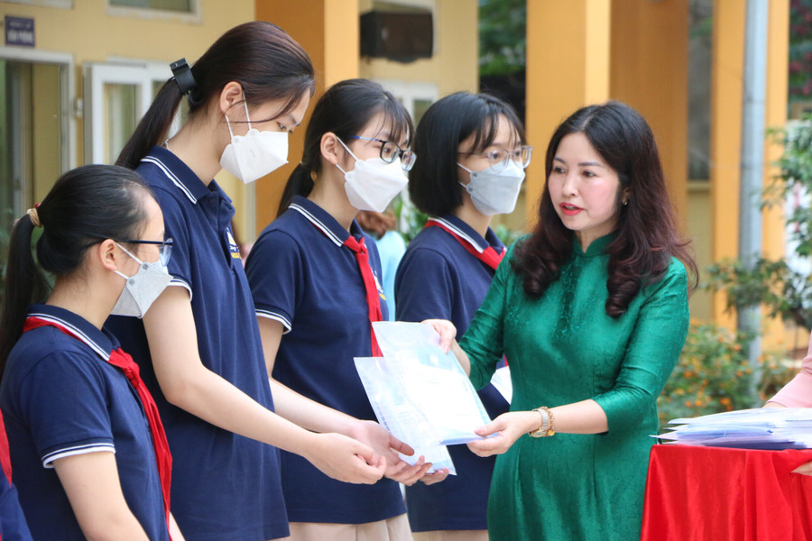 Cô Đỗ Thu Hà - Hiệu trưởng Trường THCS Yên Sở trao quà cho các em học sinh có thành tích xuất sắc trong năm học vừa qua.
