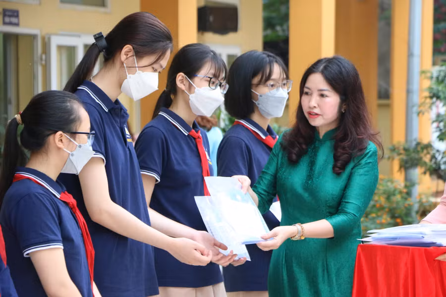 Cô Đỗ Thu Hà - Hiệu trưởng Trường THCS Yên Sở trao quà cho các em học sinh có thành tích xuất sắc trong năm học vừa qua. Cô Đỗ Thu Hà - Hiệu trưởng Trường THCS Yên Sở trao quà cho các em học sinh có thành tích xuất sắc trong năm học vừa qua.