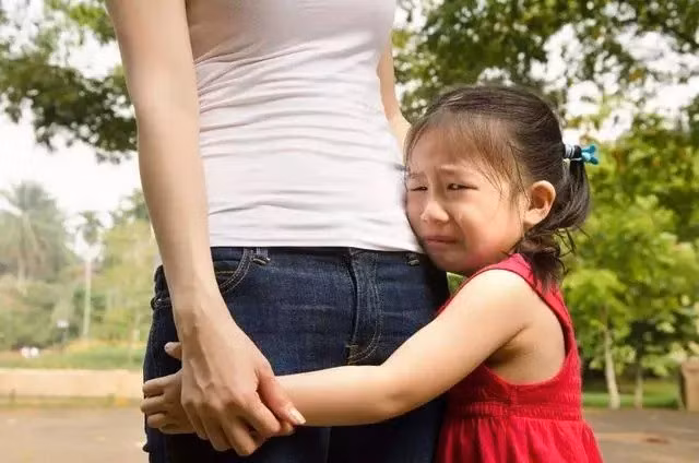 Nếu con bị bạn bắt nạt hay đánh đập ở trường thì đây là điều các bậc phụ huynh nên làm thay vì bảo trẻ mách cô - Ảnh 1.