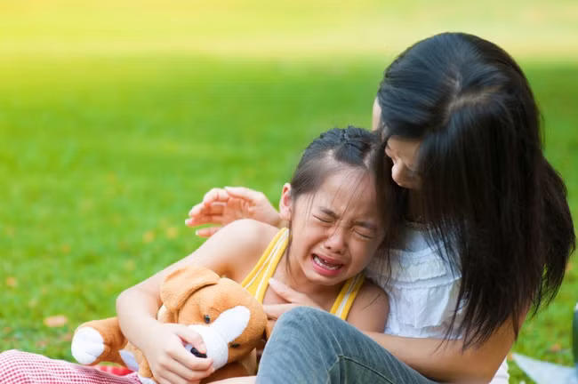 Nếu con bị bạn bắt nạt hay đánh đập ở trường thì đây là điều các bậc phụ huynh nên làm thay vì bảo trẻ mách cô - Ảnh 4.