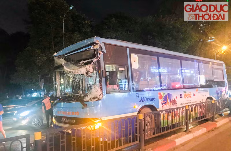 Xe buýt đâm đổ rào chắn giới hạn độ cao cầu vượt Thái Hà 