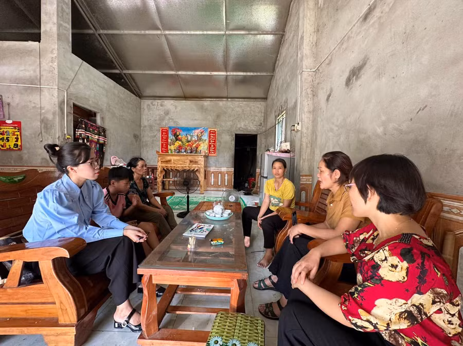 Phóng viên gặp gỡ gia đình em Nguyễn Đức Dương.