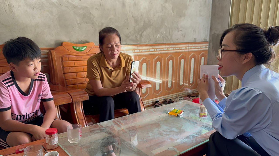 Phóng viên báo Giáo dục và Thời đại tiến hành kiểm tra khả năng nhận biết mặt số, mặt chữ của em Dương.