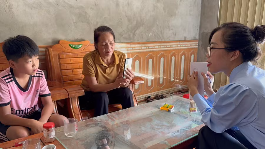 Phóng viên báo Giáo dục và Thời đại tiến hành kiểm tra khả năng nhận biết mặt số, mặt chữ của em Dương.