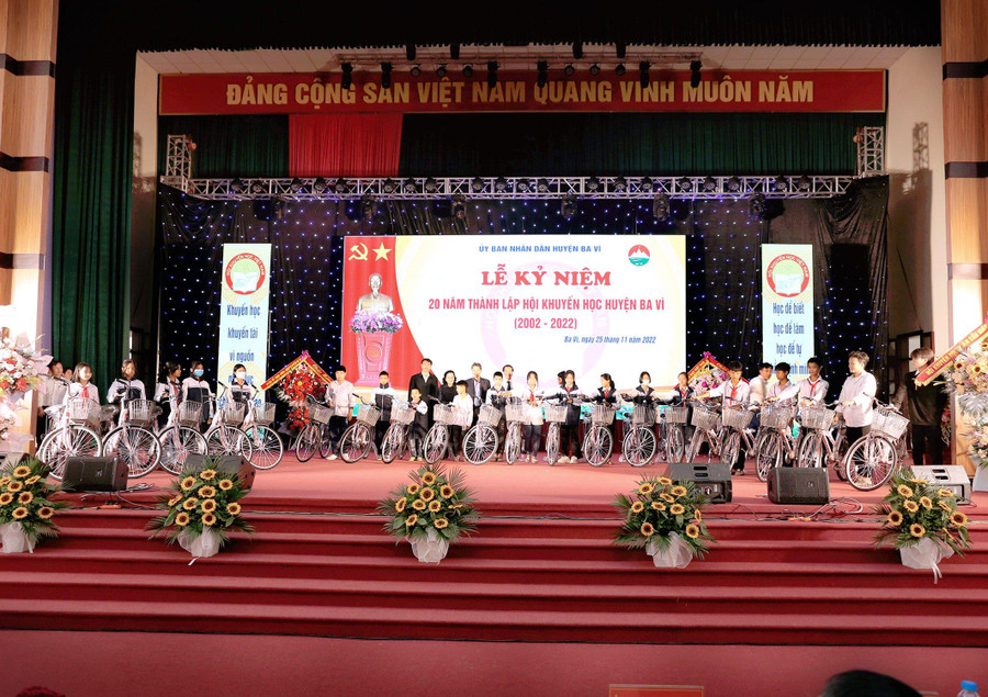 Đại diện Ban Quản lý di tích Chùa Hà (Cầu Giấy, Hà Nội) trao tặng 100 xe đạp tương đương với 160 triệu đồng cho các em học sinh có hoàn cảnh khó khăn trên địa bàn huyện. Đại diện Ban Quản lý di tích Chùa Hà (Cầu Giấy, Hà Nội) trao tặng 100 xe đạp tương đương với 160 triệu đồng cho các em học sinh có hoàn cảnh khó khăn trên địa bàn huyện.