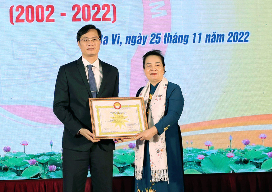 Bà Nguyễn Thị Hòe - Phó Chủ tịch Hội Khuyến học Việt Nam tặng Bằng khen cho Trưởng Phòng GD&ĐT Ba Vì Phùng Ngọc Oanh. Bà Nguyễn Thị Hòe - Phó Chủ tịch Hội Khuyến học Việt Nam tặng Bằng khen cho Trưởng Phòng GD&ĐT Ba Vì Phùng Ngọc Oanh.