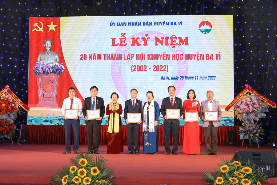 GS.TS Nguyễn Thị Doan (thứ 3 từ trái qua) cùng lãnh đạo Hội Khuyến học Việt Nam trao kỷ niệm chương Vì sự nghiệp Khuyến học cho 6 cá nhân có nhiều đóng góp cho sự nghiệp khuyến học, khuyến tài, xây dựng xã hội học tập.