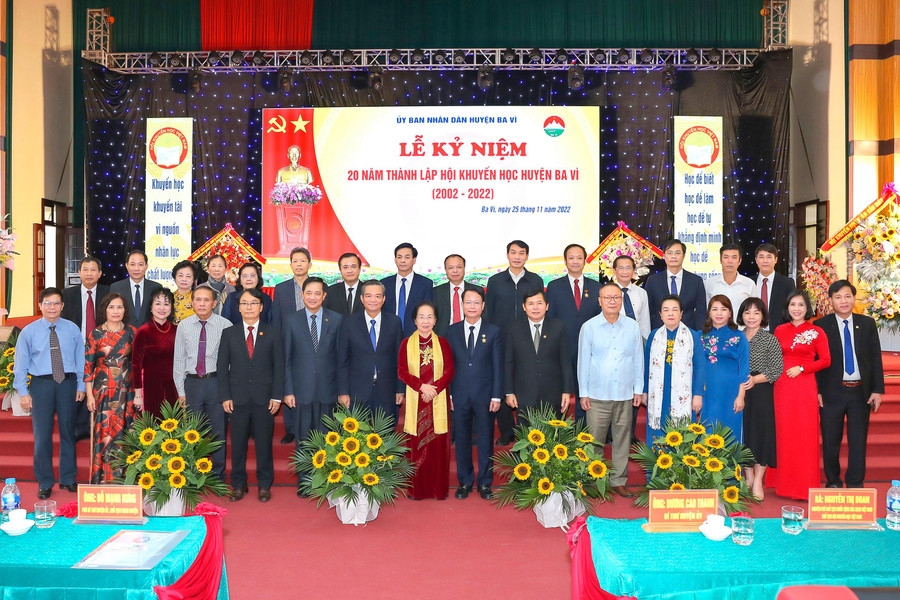 Các đại biểu tham dự buổi lễ chụp ảnh lưu niệm nhân dịp 20 năm thành lập Hội Khuyến học huyện Ba Vì. Các đại biểu tham dự buổi lễ chụp ảnh lưu niệm nhân dịp 20 năm thành lập Hội Khuyến học huyện Ba Vì.