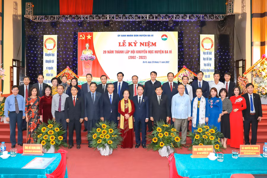 Các đại biểu tham dự buổi lễ chụp ảnh lưu niệm nhân dịp 20 năm thành lập Hội Khuyến học huyện Ba Vì.