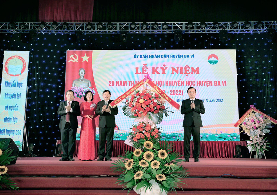 Ông Đỗ Mạnh Hưng (bìa phải) thay mặt lãnh đạo Huyện ủy, HĐND, UBND huyện Ba Vì tặng hoa chúc mừng cho Hội Khuyến học huyện Ba Vì. Ông Đỗ Mạnh Hưng (bìa phải) thay mặt lãnh đạo Huyện ủy, HĐND, UBND huyện Ba Vì tặng hoa chúc mừng cho Hội Khuyến học huyện Ba Vì.