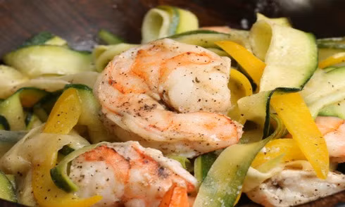 Bữa tối nhanh gọn với tôm nướng bí ngòi