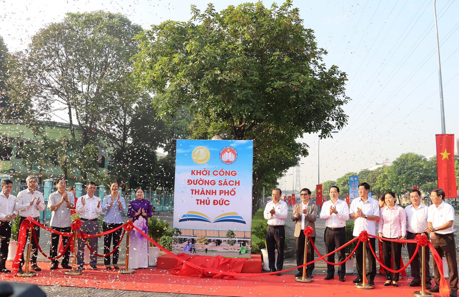 Lãnh đạo UBND TP Thủ Đức, TPHCM cắt băng khởi công xây dựng đường sách. Lãnh đạo UBND TP Thủ Đức, TPHCM cắt băng khởi công xây dựng đường sách.