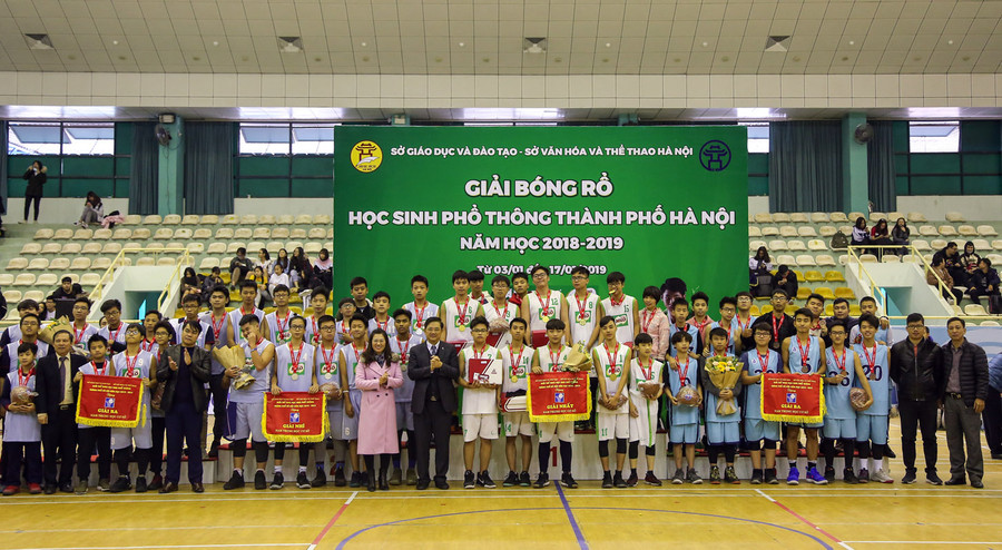 Ban tổ chức trao giải nhất, nhì, ba cho các đội nam THCS Ban tổ chức trao giải nhất, nhì, ba cho các đội nam THCS