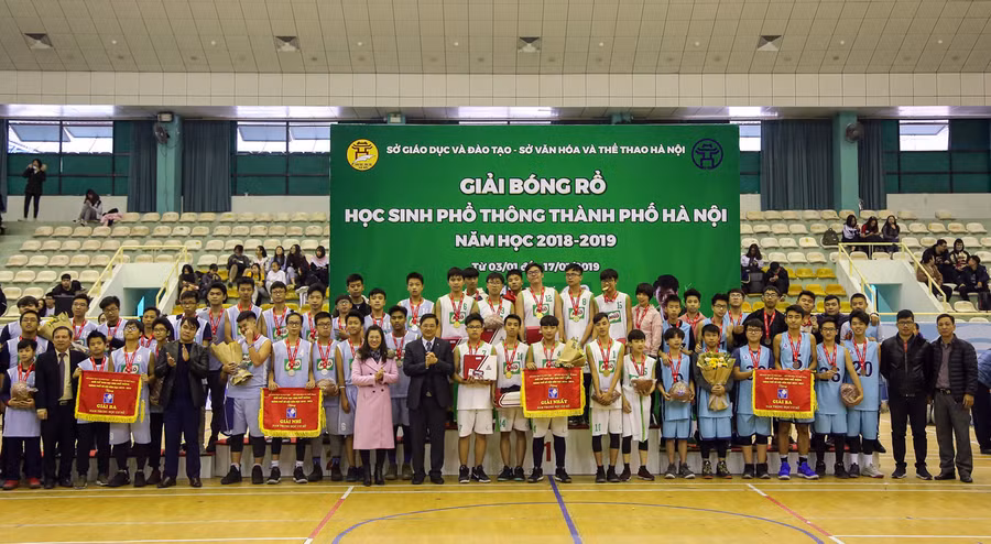 Ban tổ chức trao giải nhất, nhì, ba cho các đội nam THCS