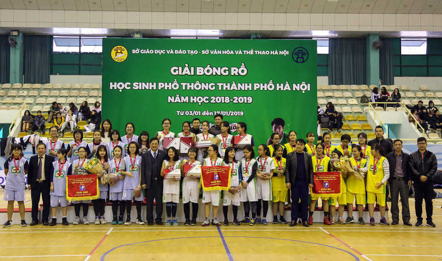 Ban tổ chức trao giải nhất, nhì, ba cho các đội nữ THCS Ban tổ chức trao giải nhất, nhì, ba cho các đội nữ THCS