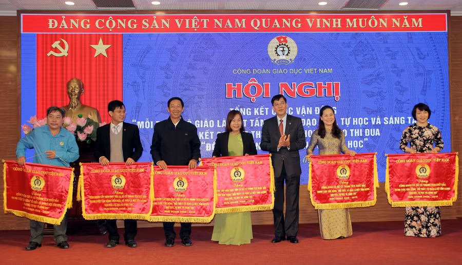 Các tập thể nhận cờ Công đoàn cơ sở có thành xuất sắc trong Cuộc vận động “Mỗi thầy cô giáo là một tấm gương đạo đức tự học và sáng tạo” 