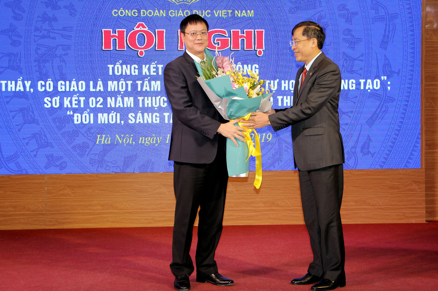 Chủ tịch Công đoàn GD Việt Nam Vũ Minh Đức tặng hoa chúc mừng Thứ trưởng Lê Hải An nhận nhiệm vụ mới tại Bộ GD&ĐT