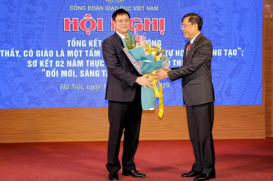 Chủ tịch Công đoàn GD Việt Nam Vũ Minh Đức tặng hoa chúc mừng Thứ trưởng Lê Hải An nhận nhiệm vụ mới tại Bộ GD&ĐT