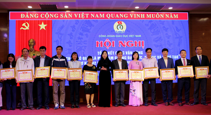 Trao bằng khen vì đã có nhiều đóng góp cho Cuộc vận động và Phong chào thi đua