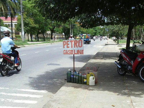 Chai lọ vỉa hè thì cũng phải biển quảng cáo như ai.