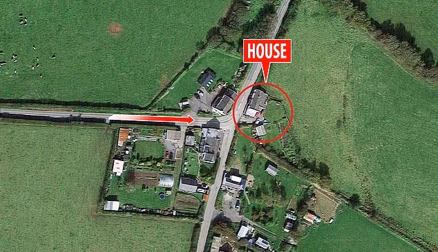 Ngôi nhà nằm ở một ngã ba với nhiều ô tô chạy qua.