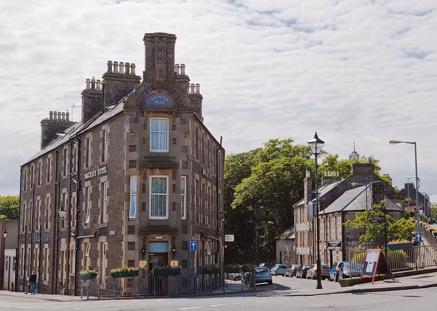 Đến Scoland, bên cạnh thăm thú các danh thắng nổi tiếng như lâu đài Edinburgh, đảo Skye, Glasgow… bạn có thể ghé thăm con đường ngắn nhất thế giới.