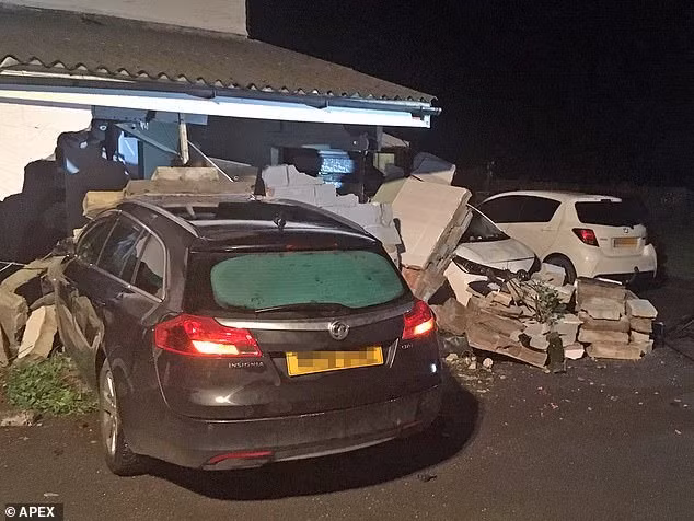 Chủ nhà lo lắng khi ô tô liên tiếp đâm vào nhà.