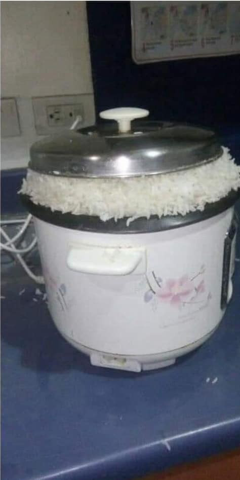 Lần đầu em nấu cơm. Lần đầu em nấu cơm.