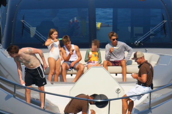 Beckham bất ngờ tặng vợ nụ hôn đắm đuối như thể mới yêu nhau ảnh 4 Gia đình Beckham quay quần bên nhau trên chiếc du thuyền.