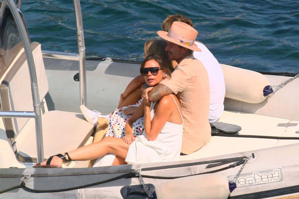 Beckham bất ngờ tặng vợ nụ hôn đắm đuối như thể mới yêu nhau ảnh 6 Beckham luôn rất tình cảm với Victoria mọi lúc mọi nơi.