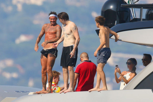Beckham bất ngờ tặng vợ nụ hôn đắm đuối như thể mới yêu nhau ảnh 9 Beckham cùng các con đứng trên du thuyền để nhảy xuống biển tắm.