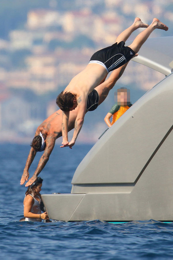 Beckham bất ngờ tặng vợ nụ hôn đắm đuối như thể mới yêu nhau ảnh 12 Cú nhảy ngoạn mục từ gia đình nhà Becks.