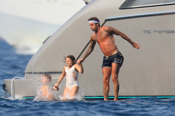 Beckham bất ngờ tặng vợ nụ hôn đắm đuối như thể mới yêu nhau ảnh 10 Beckham tỏ ra rất chiều chuộng cô con gái.