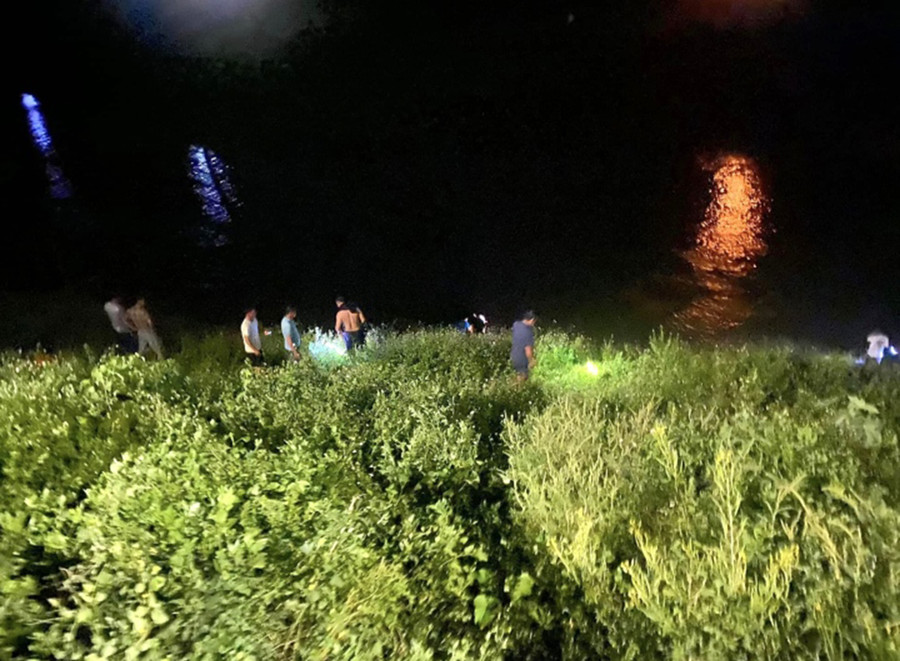 Người dân tìm kiếm Sửu quanh khu vực kênh đào. (Ảnh: ĐL)