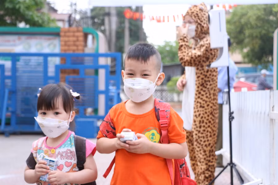 Sáng 13/4, học sinh mầm non tại Hà Nội đã được quay trở lại trường học trực tiếp sau gần một năm phải nghỉ tại nhà. 