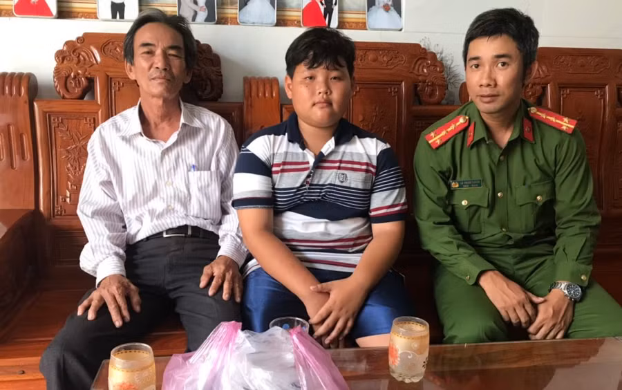 Chính quyền địa phương đã đến trao quà biểu dương hành động dũng cảm của Đệ 