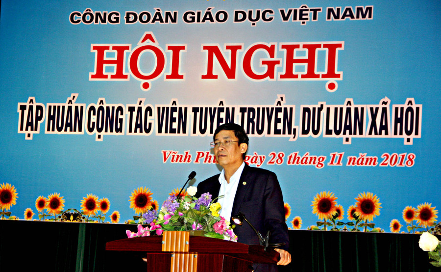TS Vũ Minh Đức – Chủ tịch Công đoàn Giáo dục Việt Nam phát biểu tại Hội nghị TS Vũ Minh Đức – Chủ tịch Công đoàn Giáo dục Việt Nam phát biểu tại Hội nghị
