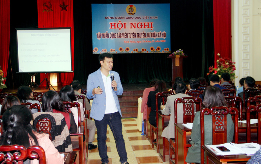 Báo cáo viên truyền đạt các kỹ năng làm báo cho cộng tác viên