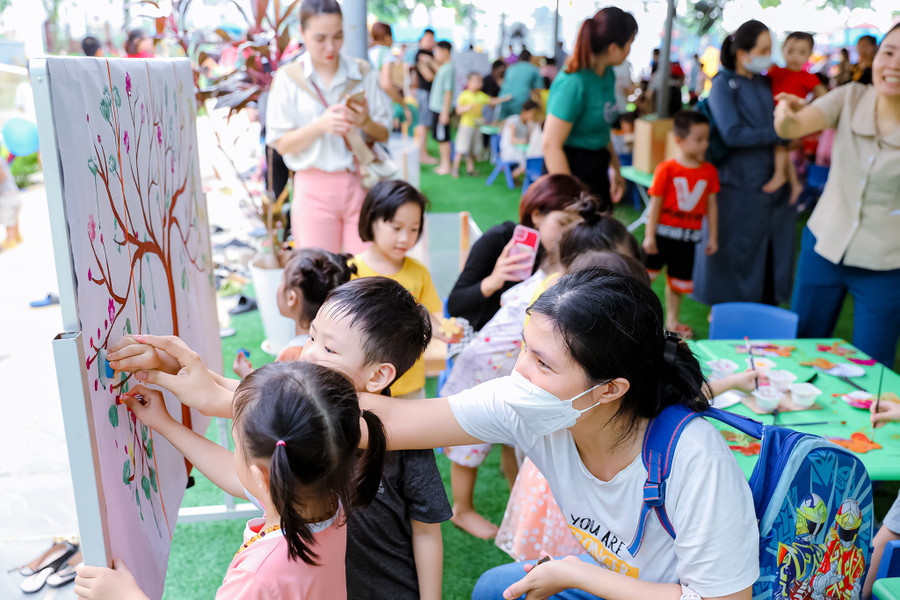 Trẻ được thỏa sức sáng tạo với các gam màu của mình.