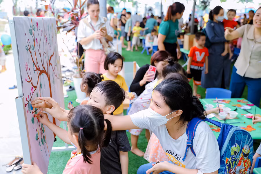 Trẻ được thỏa sức sáng tạo với các gam màu của mình.