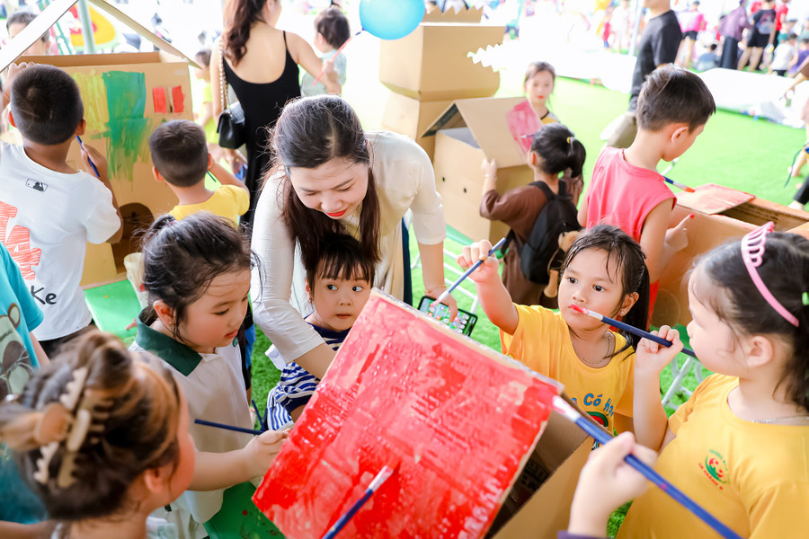 Cô hướng dẫn trẻ cách sử dụng bút vẽ và màu vẽ.