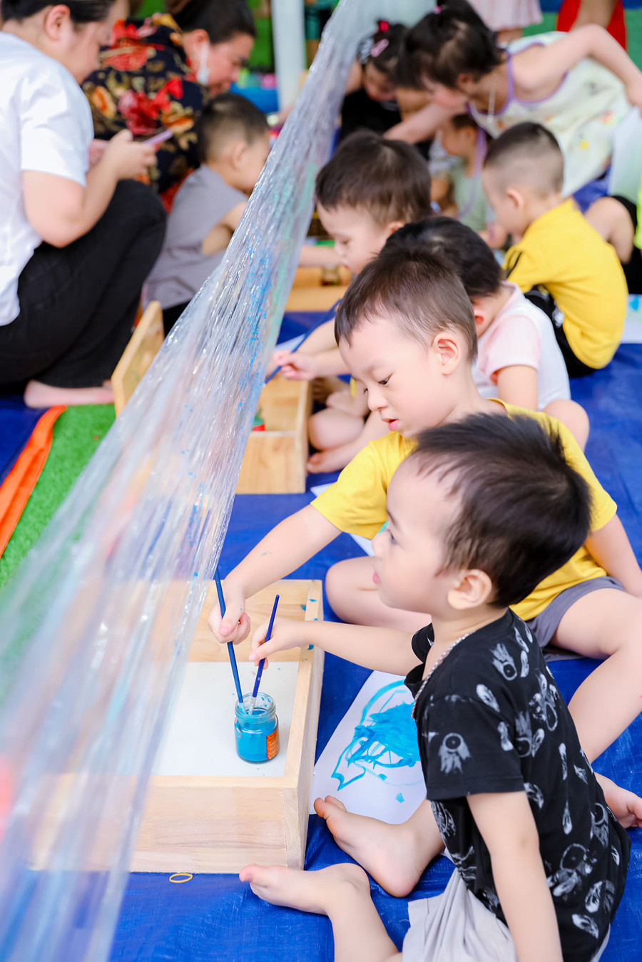 Ngoài trên giấy, trẻ có thể tự mình vẽ nên những hình thù sáng tạo trên chất liệu nilon.