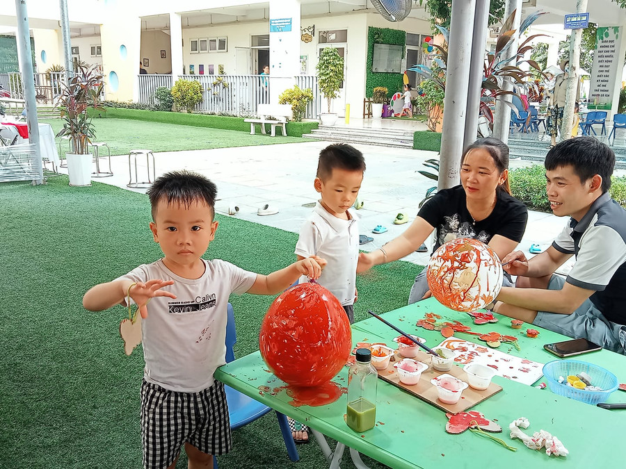 Cha mẹ đồng hành cùng con bên những cốc mực vẽ để tạo nên những hình thù sáng tạo.