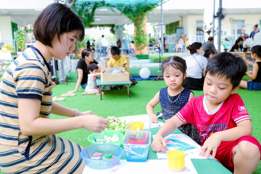 Mẹ và con cùng nhau vẽ nên những bức tranh đầy sắc màu ngay tại sân trường.