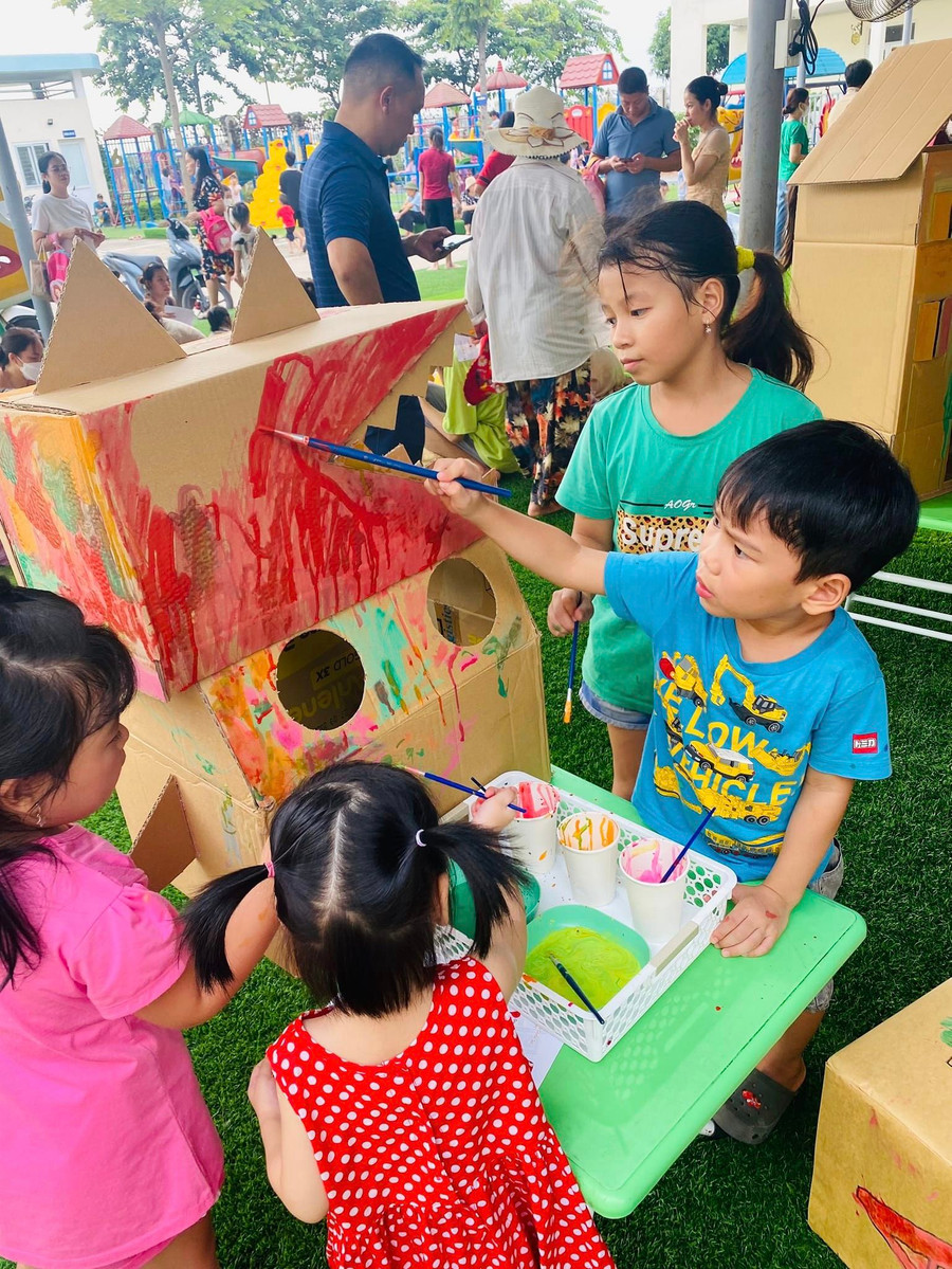 Các vật liệu tái chế như bìa carton cũng được tận dụng làm dụng cụ cho trẻ tập vẽ.