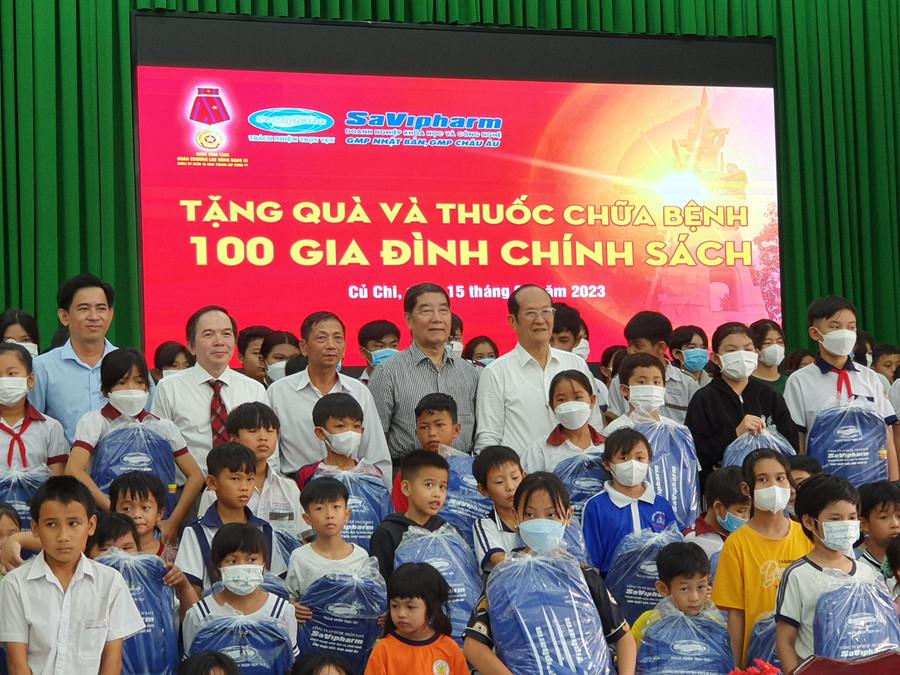 Các vị lãnh đạo đoàn công tác “Về Đất thép anh hùng” tặng quà các cháu thiếu nhi con gia đình thương binh liệt sĩ huyện Củ Chi.