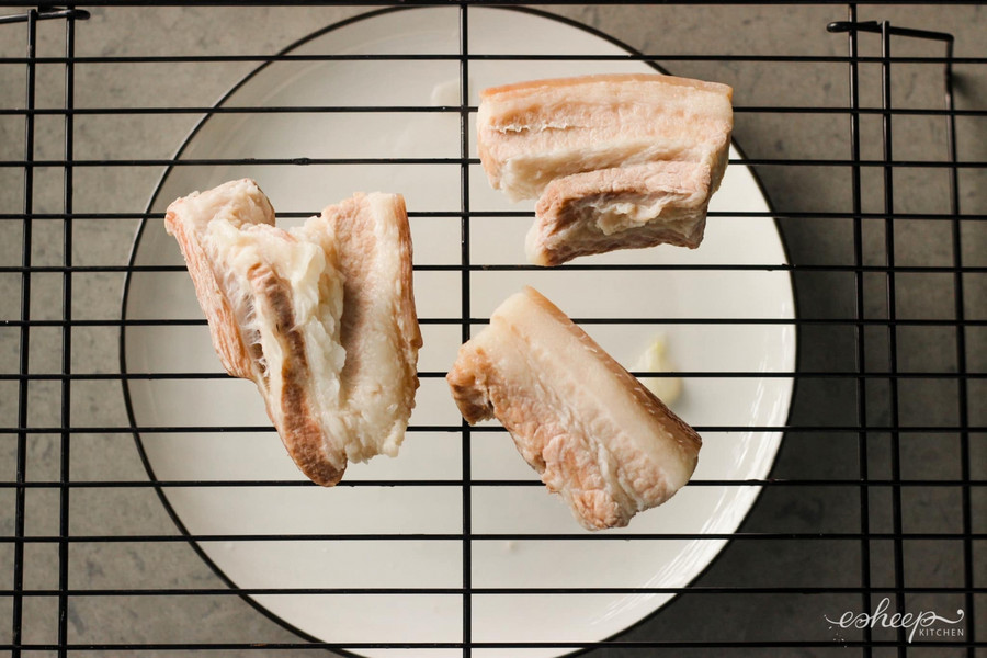 Thịt phải để thật khô thì khi ngâm mới không bị chóng hỏng hay mất ngon.