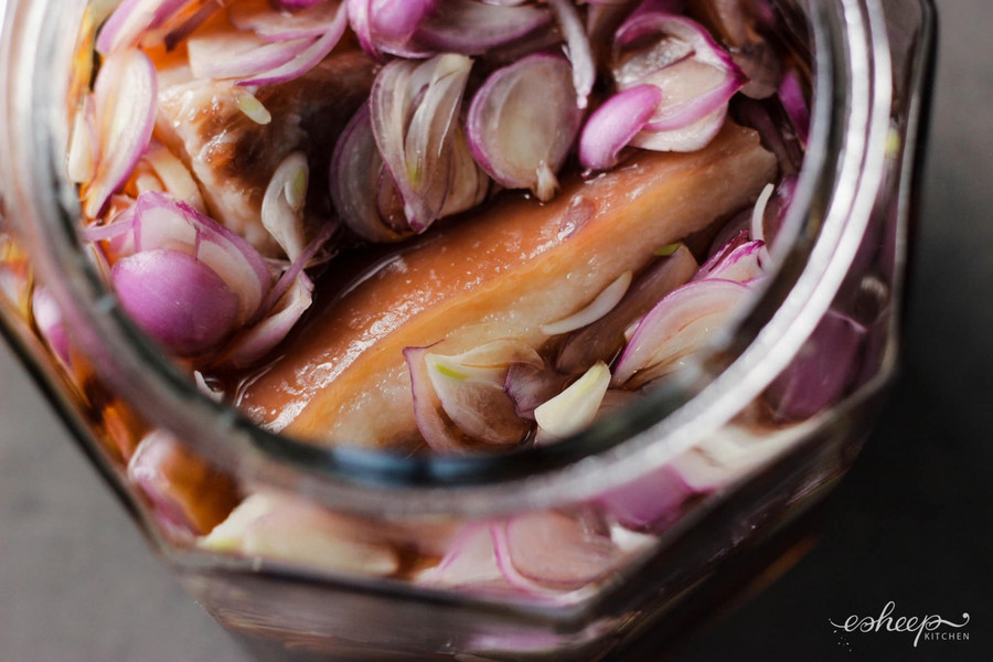 Thịt ngấm mắm bì trong veo, hành giòn tan, thơm nức.