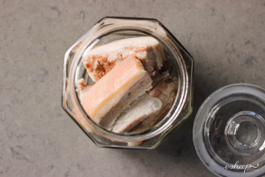 Xếp thịt vào hũ thủy tinh.